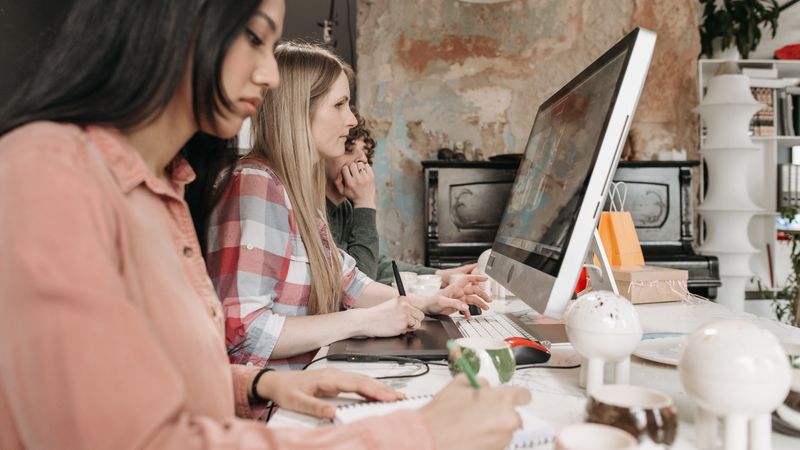 Pequena equipe colaborando no escritório